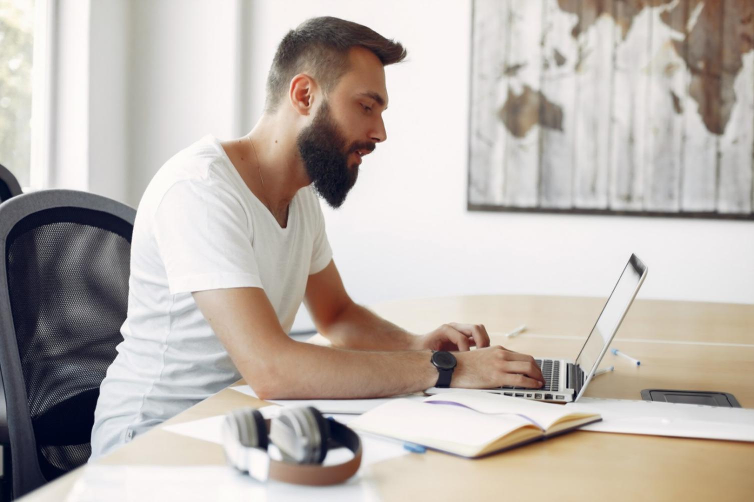 Business analytics and financial projection tools used in modern forecasting